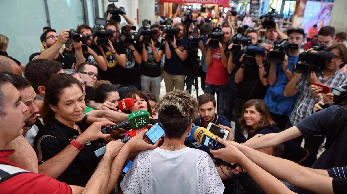 La centrocampista de la selección Amanda Sampredro atiende a los medios a su llegada este martes al aeropuerto de Madrid Barajas.