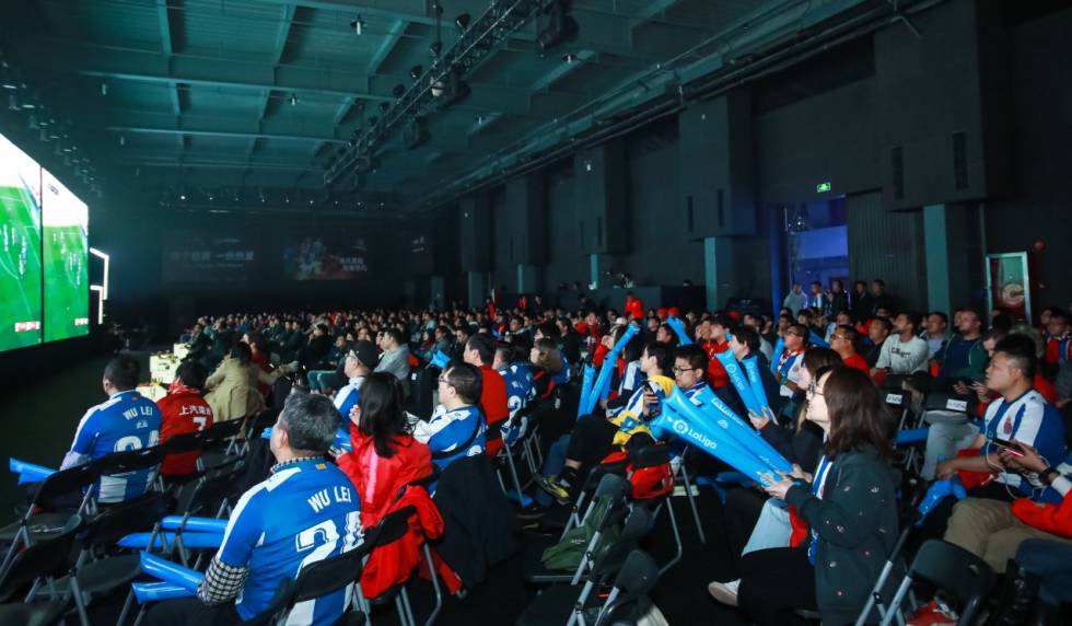 Una nave repleta de aficionados del RCD Espanyol en China viendo el derbi anter el FC Barcelona