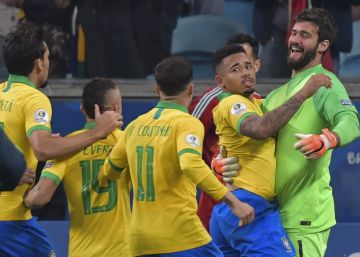 Los penaltis alivian a Brasil