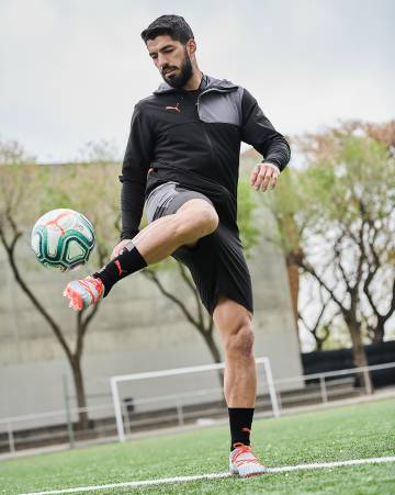 Luis Suárez, delantero del FC Barcelona, con el nuevo balón de LaLiga.