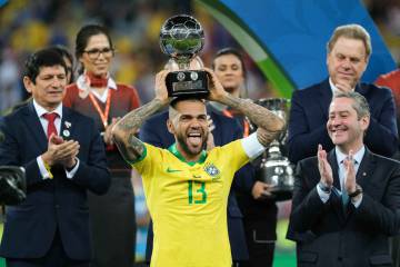 Alves, con el trofeo al mejor jugador del torneorn rn