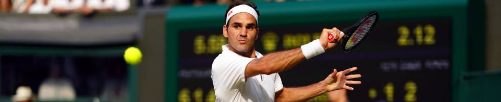 Federer devuelve de revés ante Nishikori.