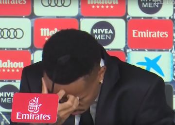 Militao sufre un mareo en su presentación con el Madrid
