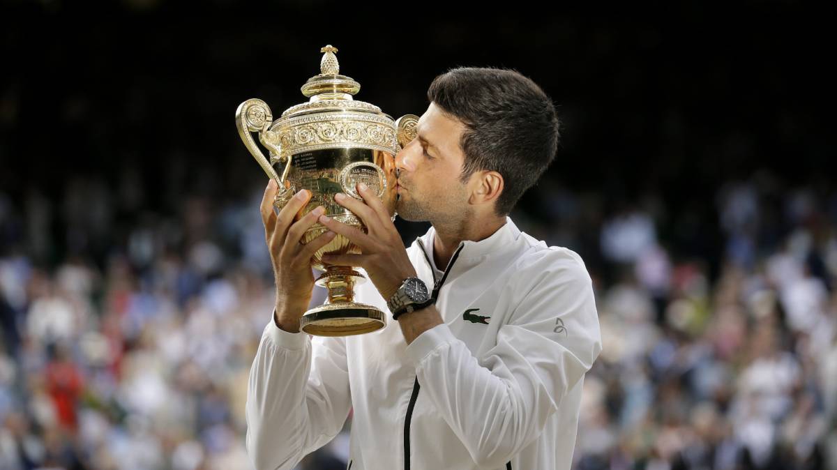 Djokovic besa el trofeo de campeón tras batir a Federer.