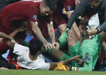 La euforia de un hincha lesiona al héroe Adrián