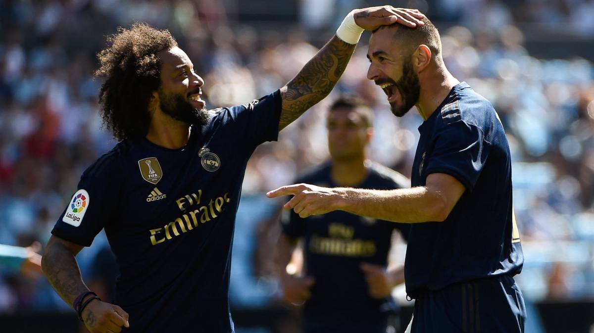 Marcelo felicitia a Benzema por su gol.
