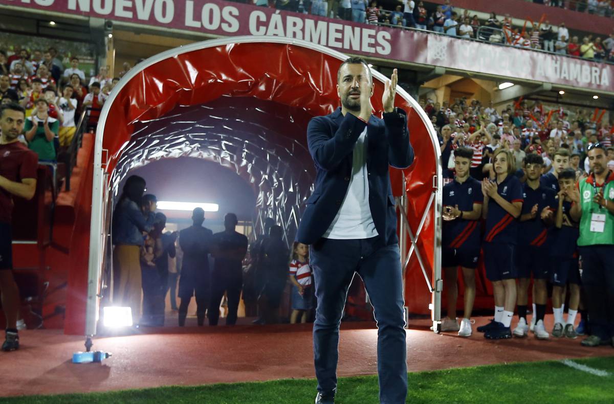 Diego Martínez, entrenador del Granada CF, celebra con su afición el ascenso a LaLiga Santander.