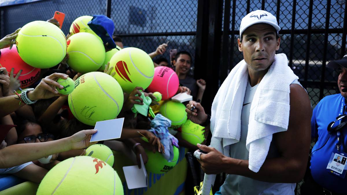 Nadal firma autógrafos tras un entrenamiento en Nueva York.