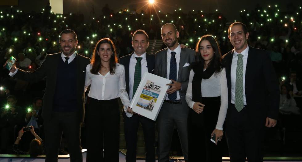José Antonio Peinado, tercero desde la izquierda, y el equipo de redes del Real Betis Balompié, reciben el premio Blogosur al mejor Twitter de Deportes en 2018.