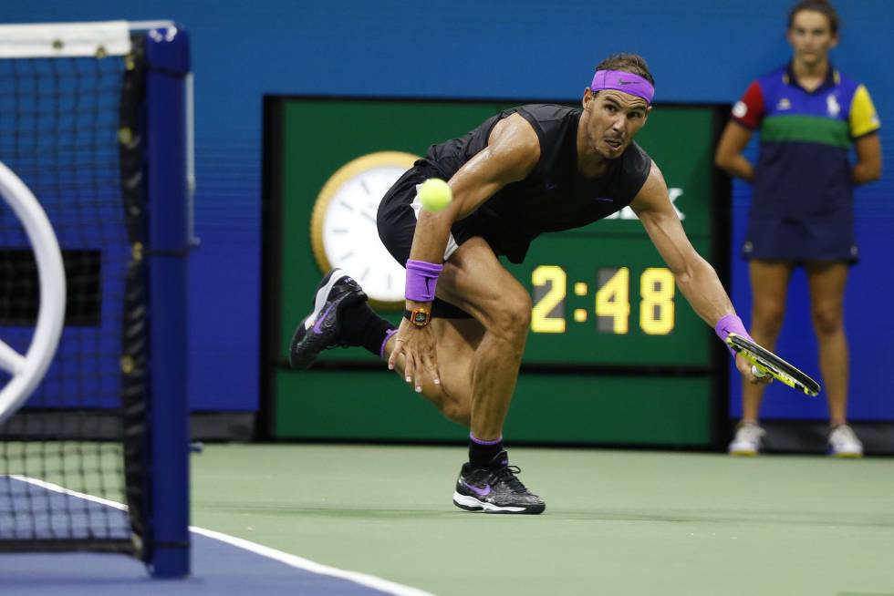 Nadal golpea por el exterior de la red en el penúltimo punto.