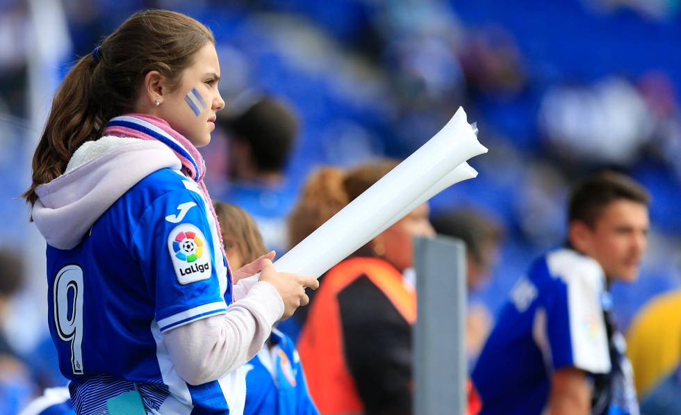 Una afcionada periquita durante un partido en el RCDE Stadium la temporada pasada.