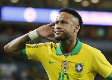 Neymar vuelve a jugar al fútbol tres meses después