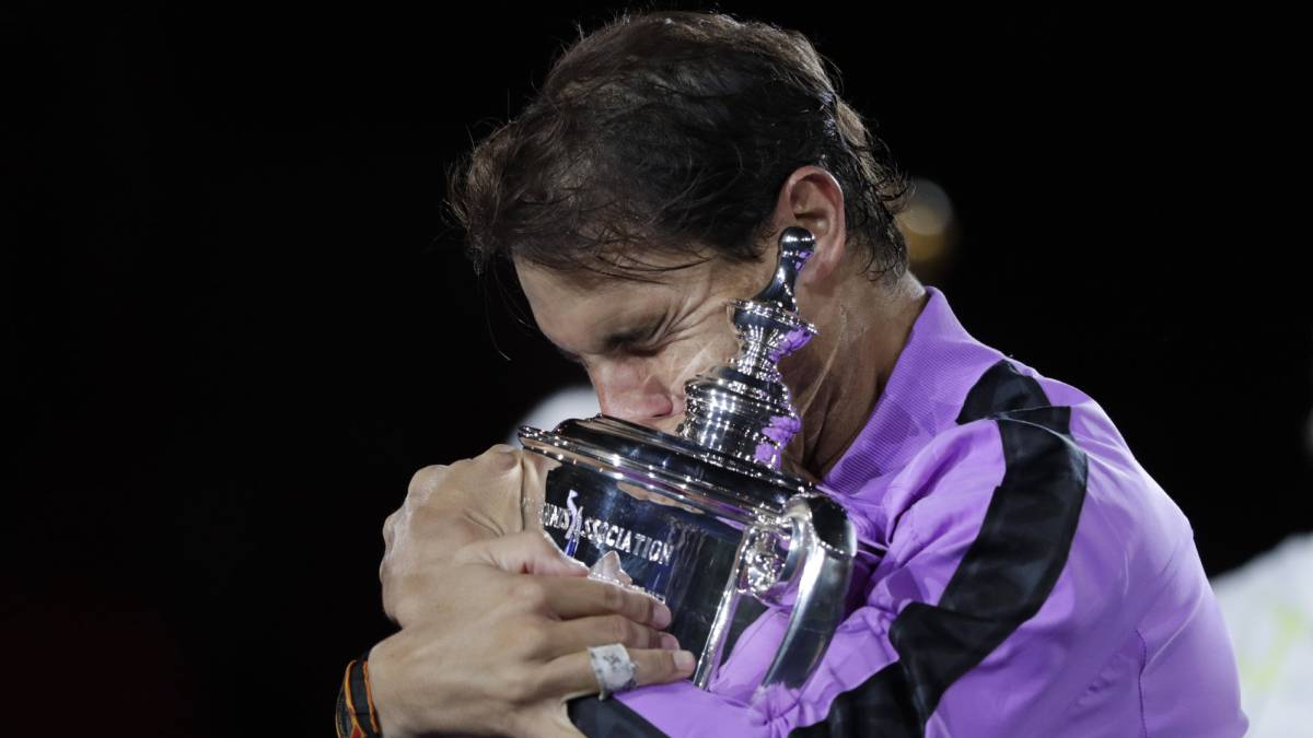 Nadal abraza el trofeo de campeón en Nueva York.