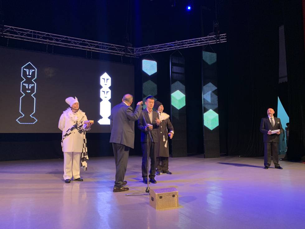 Liren Ding, en el centro, durante el sorteo inaugural de los colores de las piezas en la primera ronda, este lunes en Janti Mansiisk