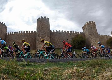 La Vuelta se envenena en Escalona, donde se caen Superman y Roglic