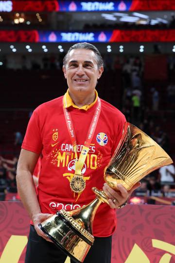 Sergio Scariolo posa con el trofeo de campeón.