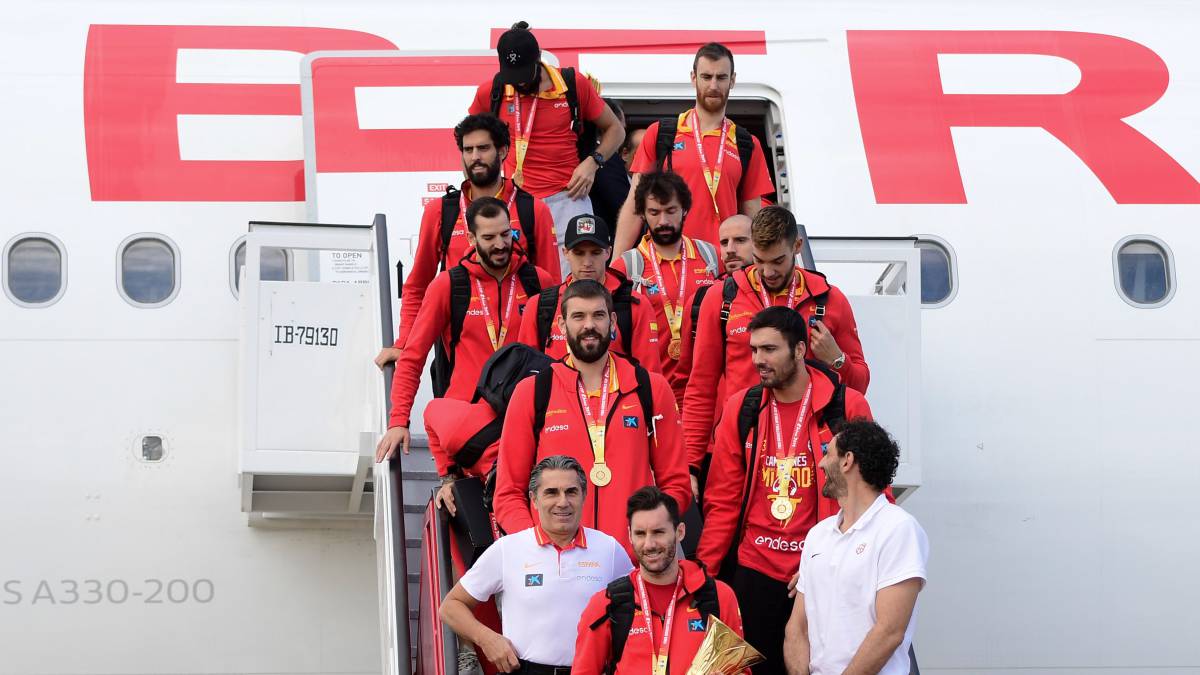 Los jugadores y el entrenador de la selección a su llegada a Madrid en la tarde de este lunes.