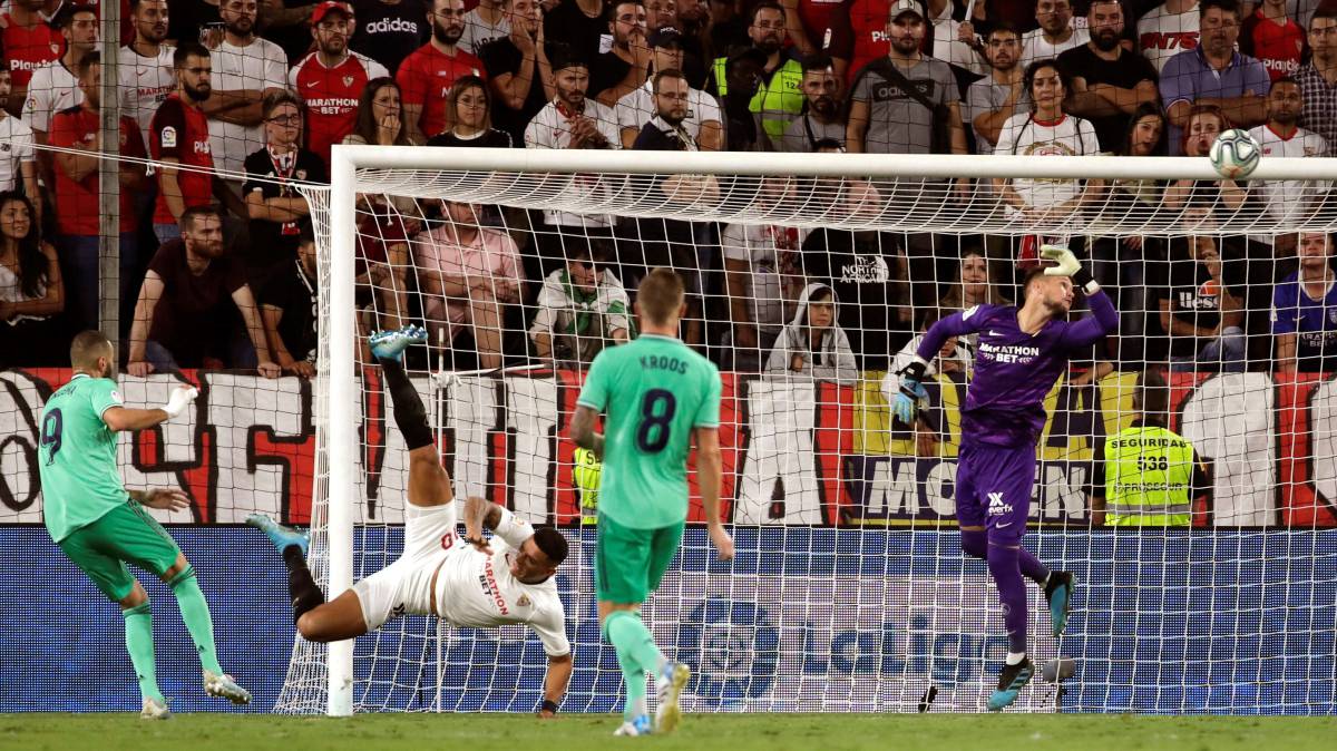 Benzema cabecea para marcar el gol de la victoria en el Pizjuán.