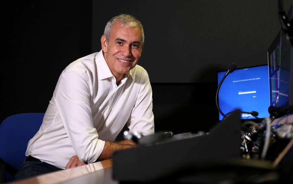 Enrique Pastor en un locutorio de Movistar+.