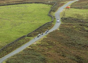 Valverde se agarra al arcoíris en una carrera recortada