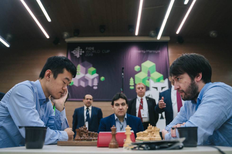 Ding y Radyábov esperan a que los árbitros ordenen el comienzo de una de las partidas de desempate rápido