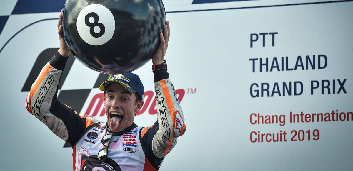 Márquez celebra la consecución de su octavo Mundial de motociclismo.