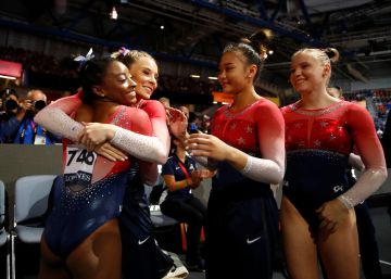 Simone Biles impulsa a EEUU al oro