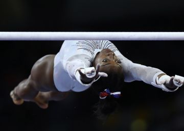 Simone Biles logra su quinto título mundial, otro hito de la gimnasia