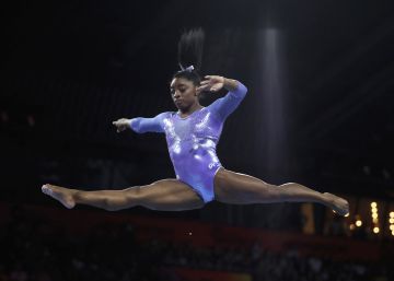 Simone Biles vuela sobre Scherbo