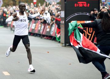 Kipchoge: “Lo importante es el atleta, las zapatillas no te hacen correr rápido”