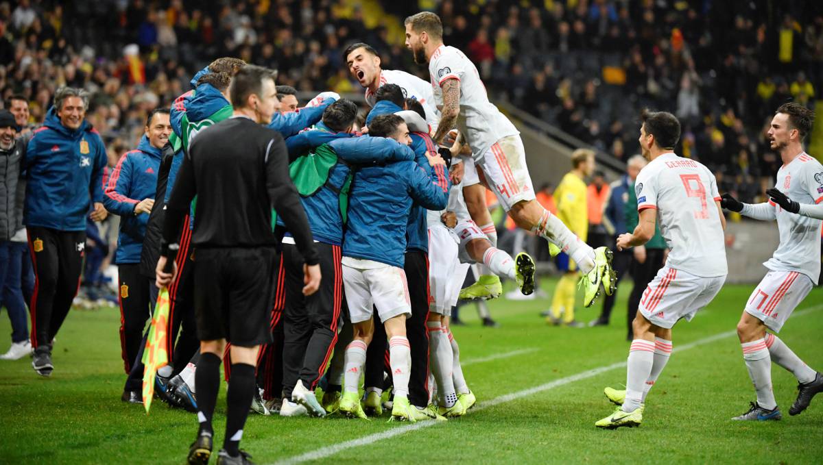 Los jugadores españoles celebran el gol a Suecia.