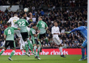 El Real alcanza el Barça pese al empate contra el Betis