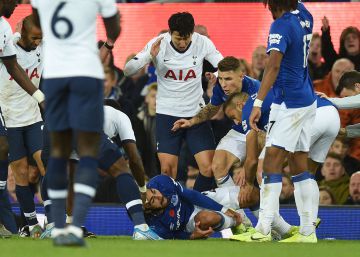 André Gomes se destroza la pierna y conmociona a Son