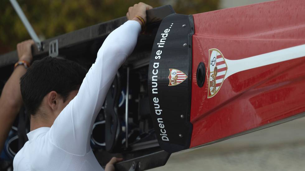 Los remeros del Sevilla lucen un verso del himno en su barco:
