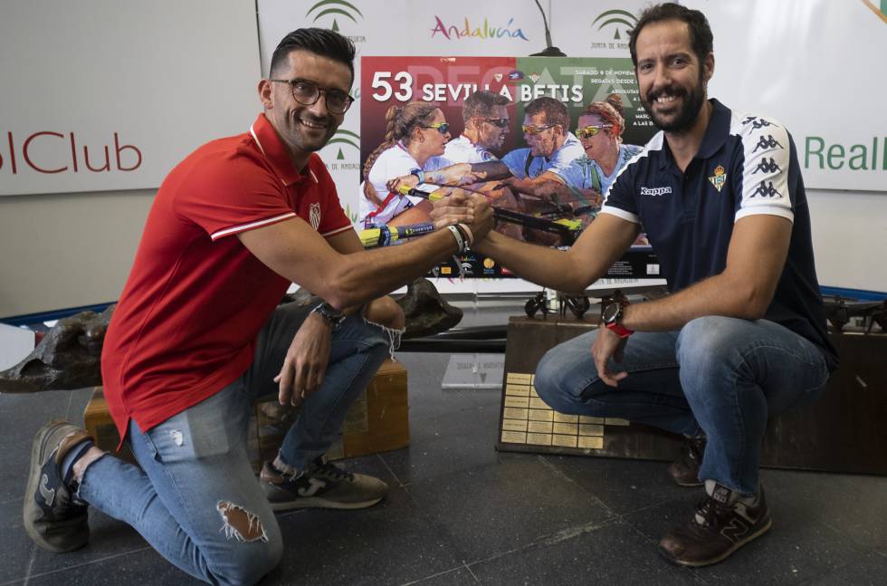 Los dos capitanes de Sevilla (Patricio Rojas, izquierda) y Betis (Noé Guzmán, derecha) se saludan.