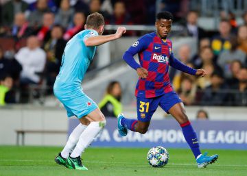 Ansu Fati pone en jaque a Dembélé