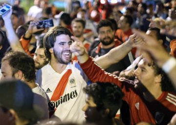 La larga marcha de los hinchas de River hacia la final de la Copa Libertadores en Lima