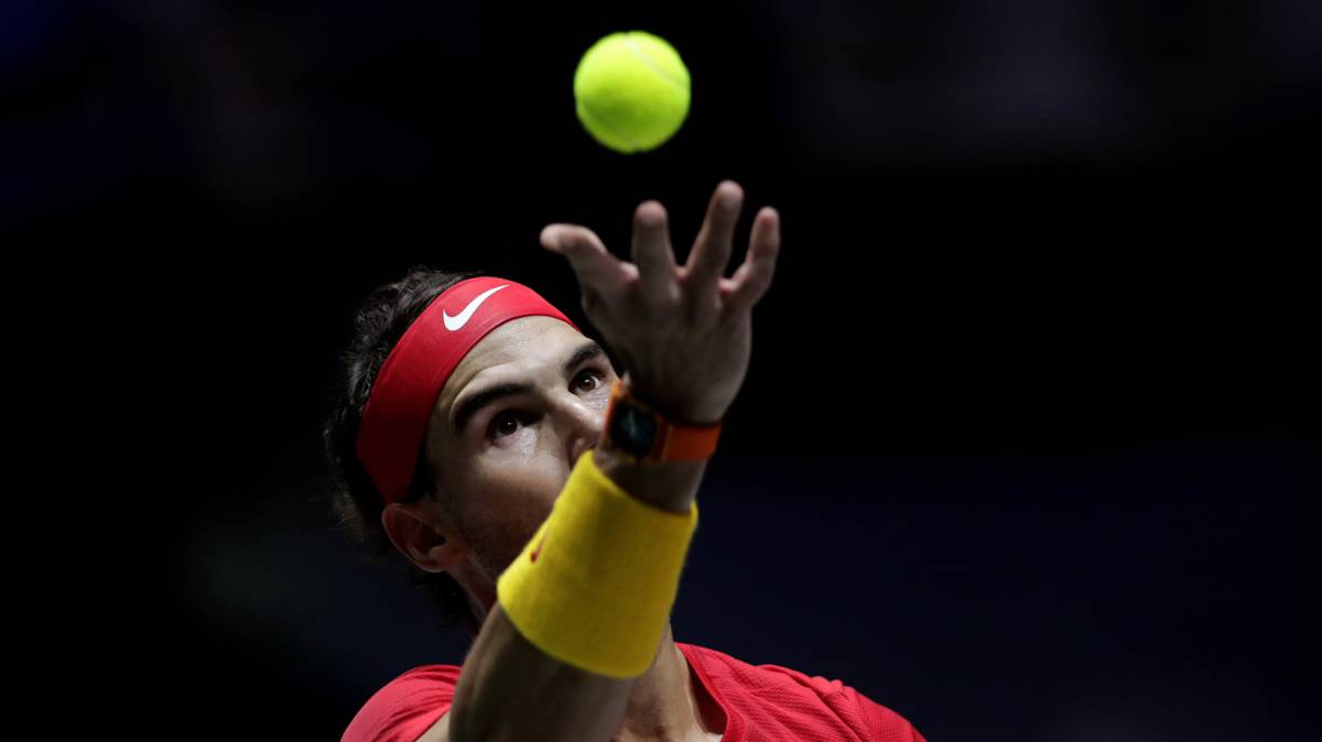 Nadal sirve durante la final contra Shapovalov.