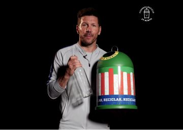 Simeone anima a los aficionados al reciclaje de vidrio