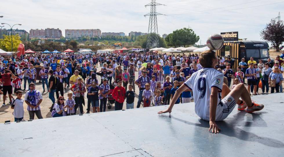 Un espectáculo en la Pucela Fan Zone, en los aledaños del José Zorrilla.