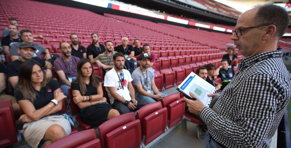 El realizador Óscar Lago mientras da la 'alineación' a su equipo de operadores de cámara.