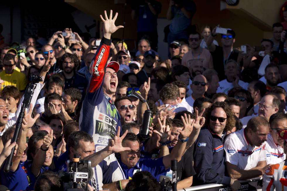 Lorenzo celebra el seu tercer Mundial a Cheste.