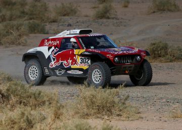 Carlos Sainz se vence ante las inmensas rocas de Al Ula