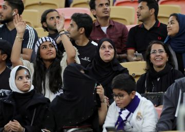 Las mujeres abren una puerta en Arabia