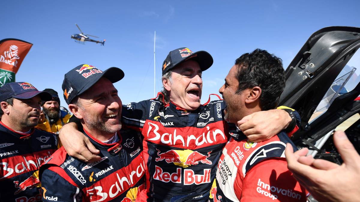 Carlos Sainz, entre Nasser Al-Attiyah (derecha) y Stephane Peterhanse.
