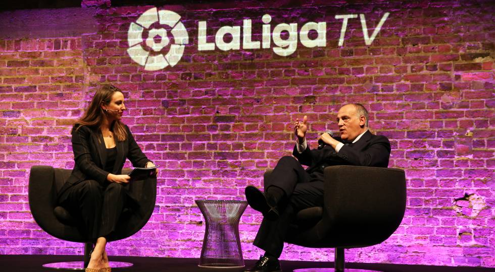 El presidente de LaLiga, Javier Tebas, entrevistado por la presentadora de LaLigaTV Semra Hunter en el evento de presentación del nuevo canal.