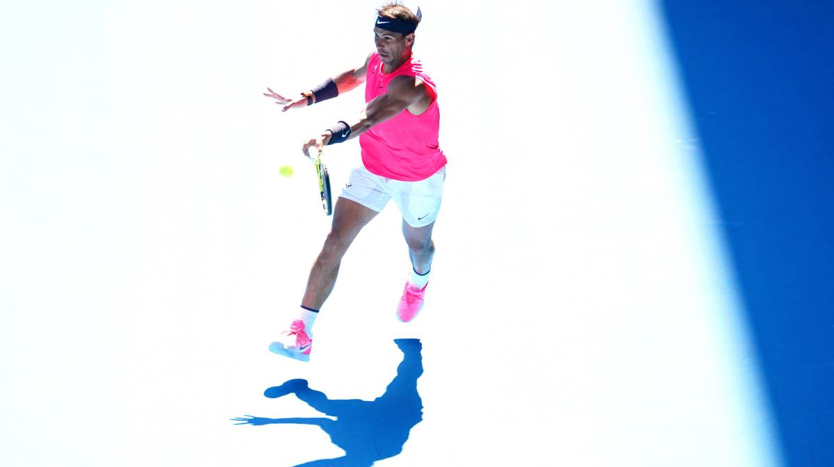Nadal golpea la bola durante el partido contra Dellien.