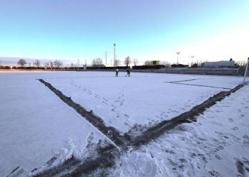 El campo del Unionistas de Salamanca, nevado antes de recibir al Real Madrid