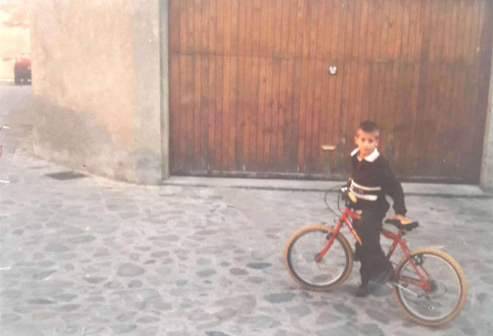 El futbolista del Deportivo Alavés Pere Pons en una foto de infancia.