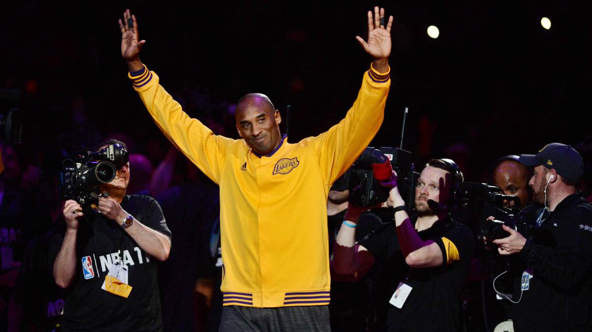 Kobe Bryant, antes de un partido en 2016.rn